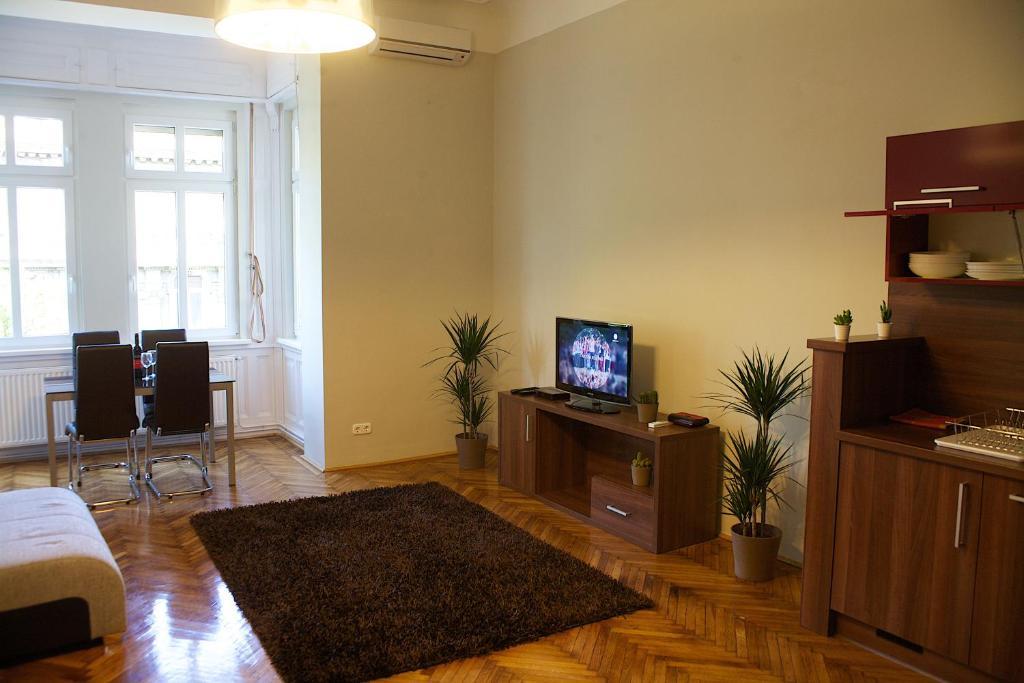 Five Season'S Apartment Budapest Esterno foto